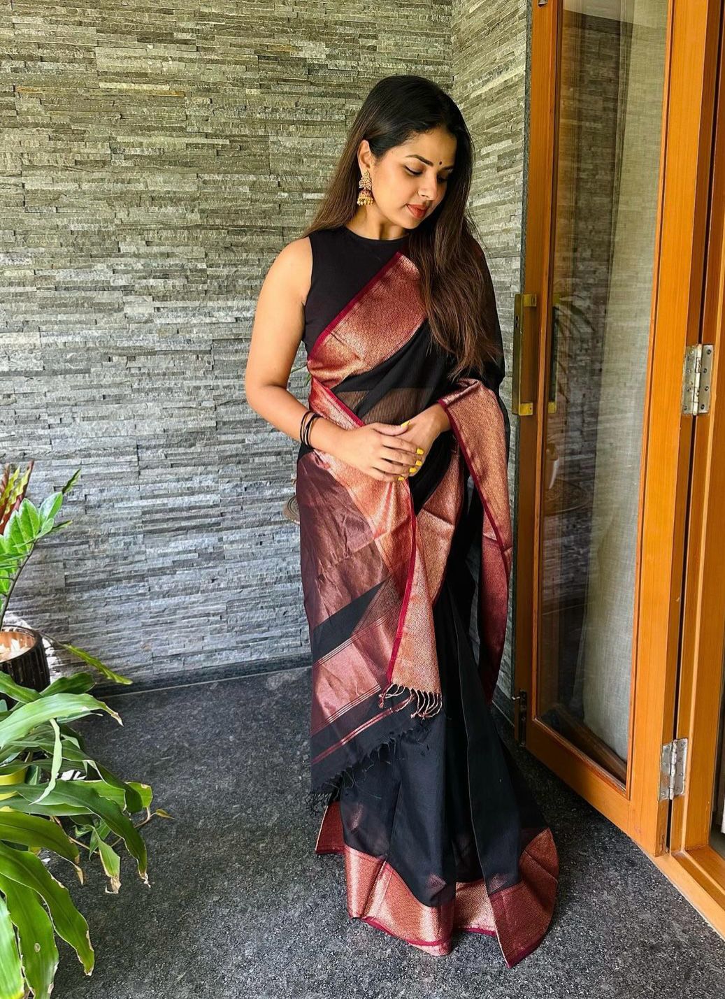 Stylish Black Soft Silk Saree With Flameboyant Blouse Piece