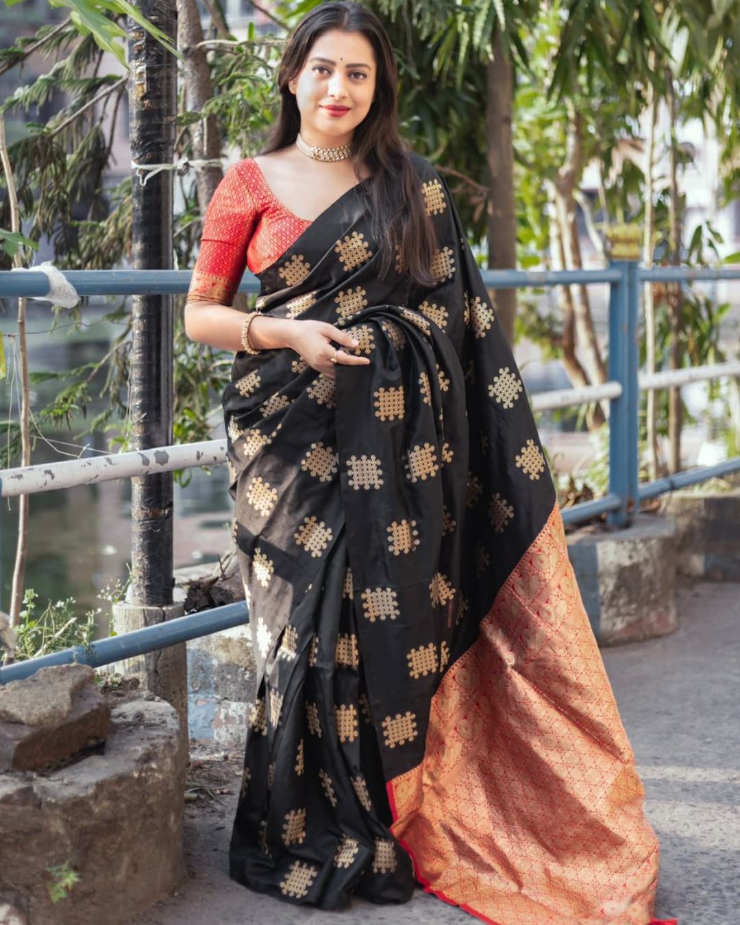 Smart Black Soft Silk Saree With Demure Blouse Piece