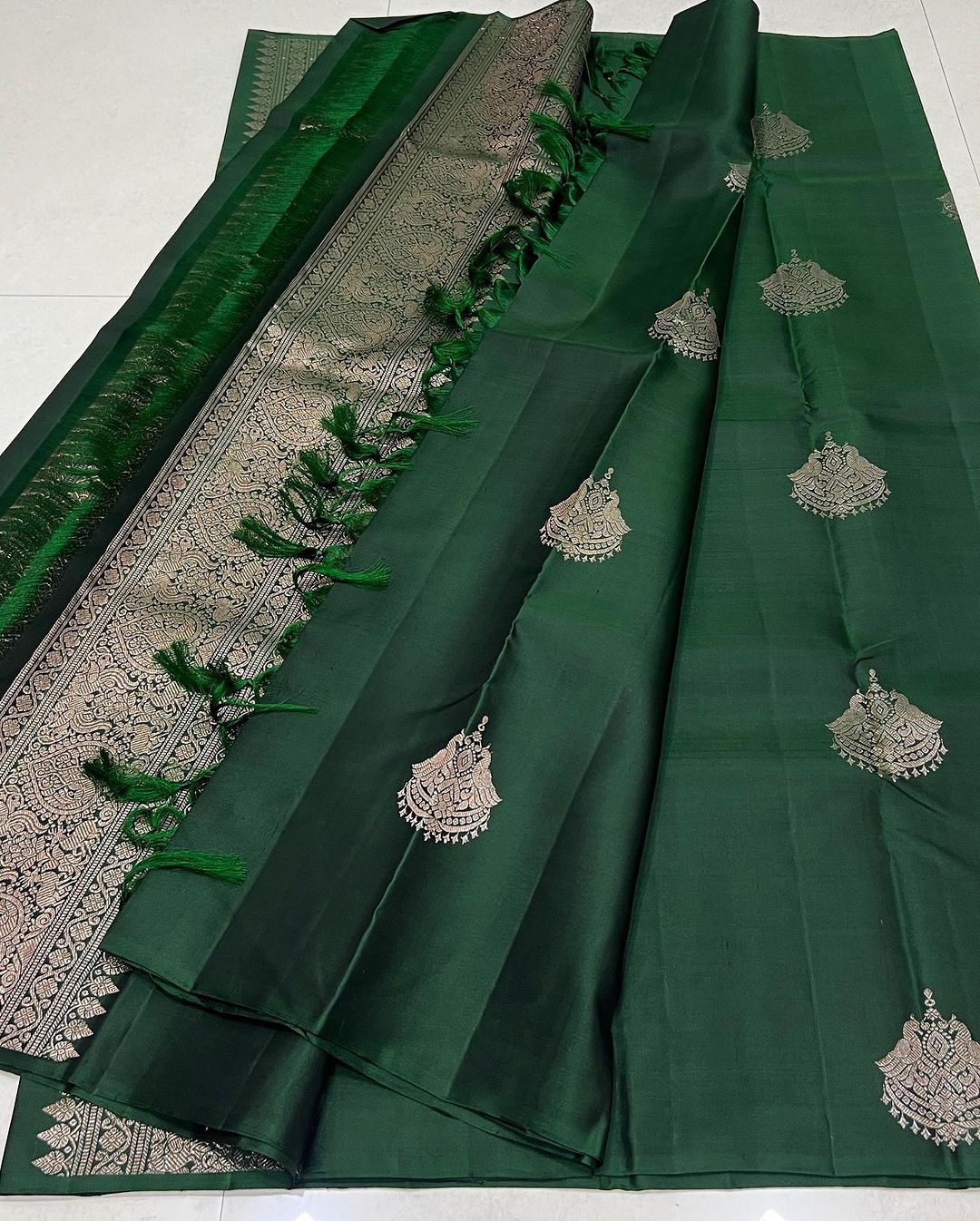 Elision Dark Green Soft Silk Saree With Confounding Blouse Piece