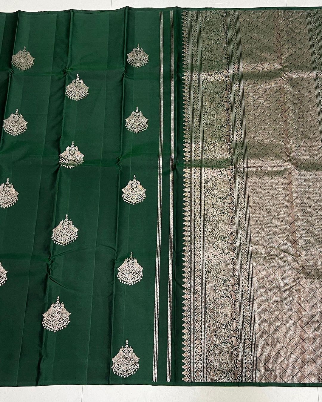 Elision Dark Green Soft Silk Saree With Confounding Blouse Piece