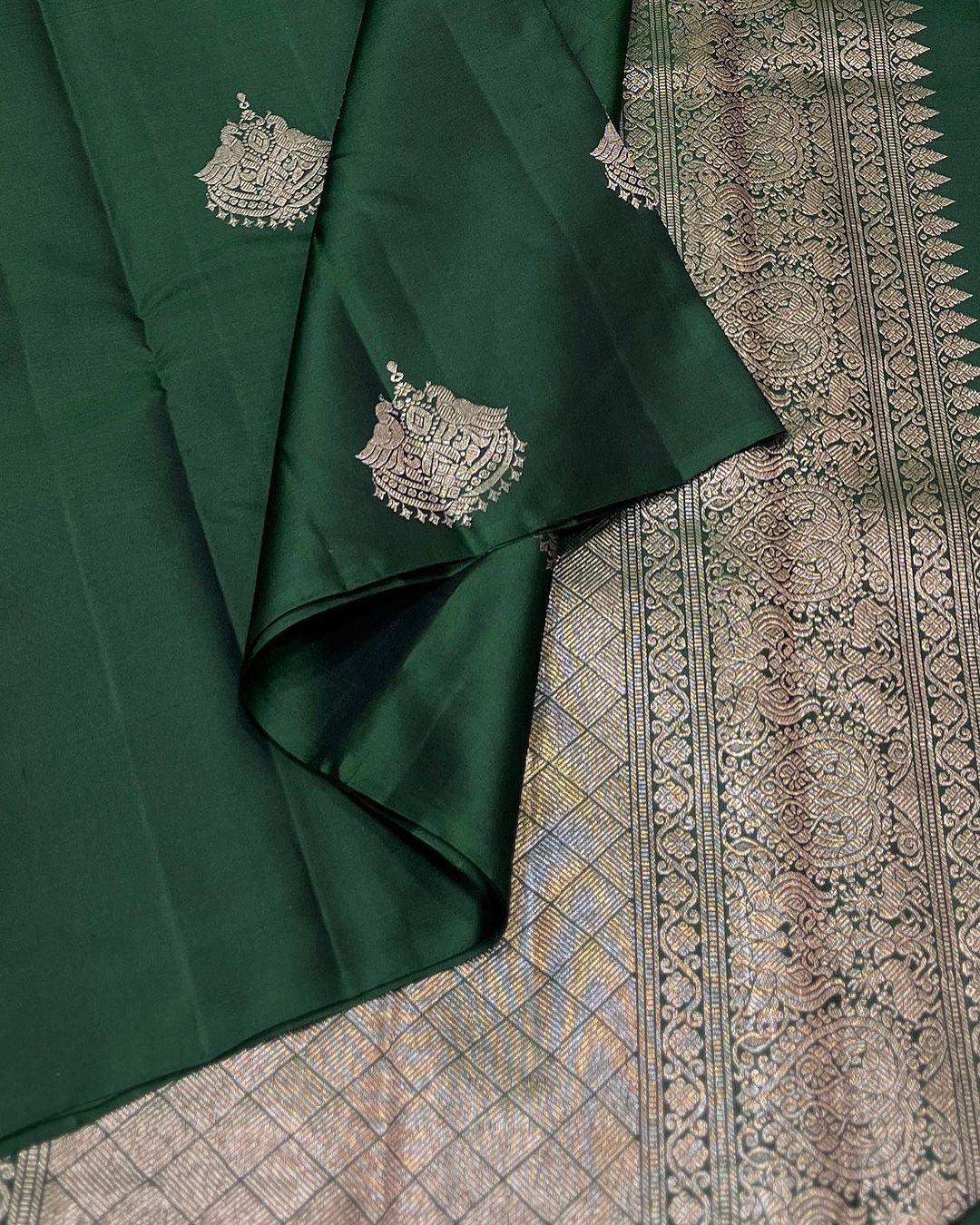 Elision Dark Green Soft Silk Saree With Confounding Blouse Piece