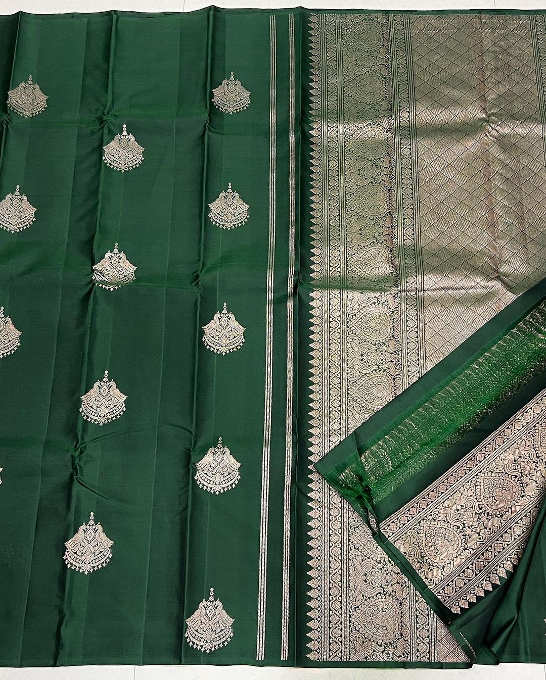 Elision Dark Green Soft Silk Saree With Confounding Blouse Piece