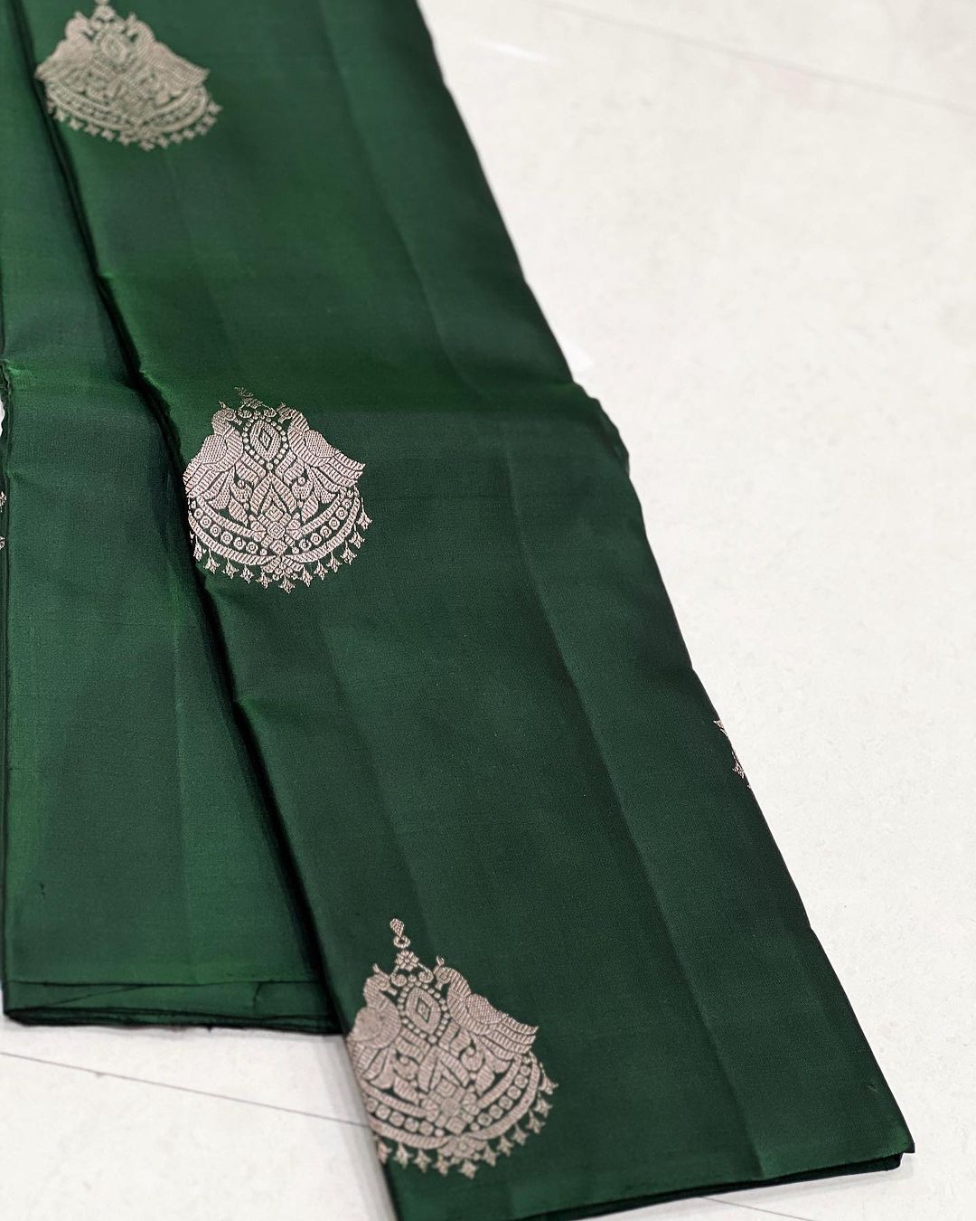 Elision Dark Green Soft Silk Saree With Confounding Blouse Piece