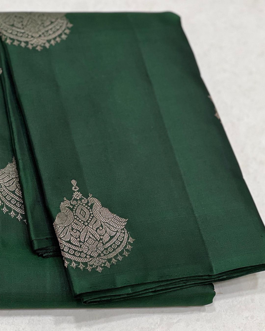 Elision Dark Green Soft Silk Saree With Confounding Blouse Piece