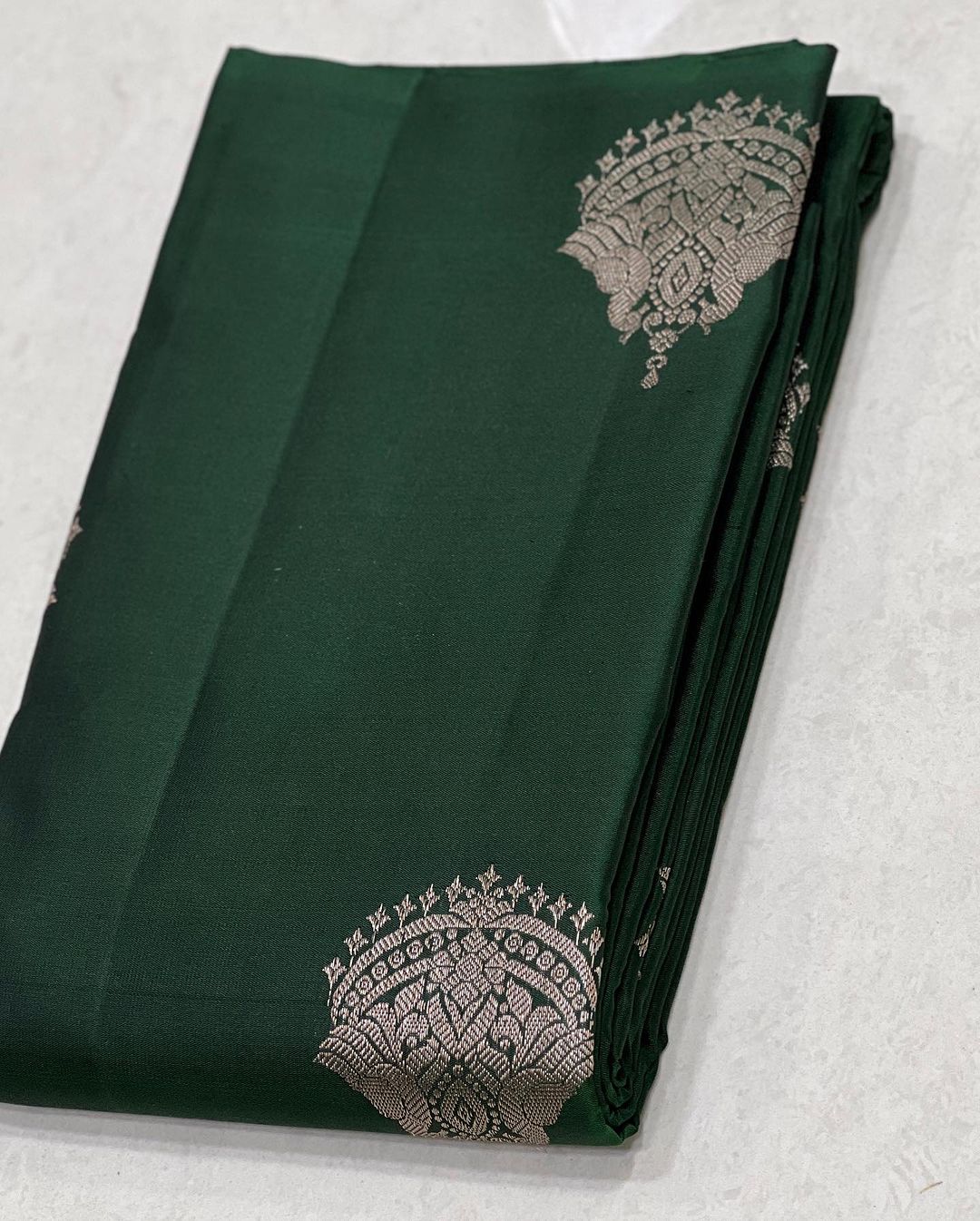 Elision Dark Green Soft Silk Saree With Confounding Blouse Piece