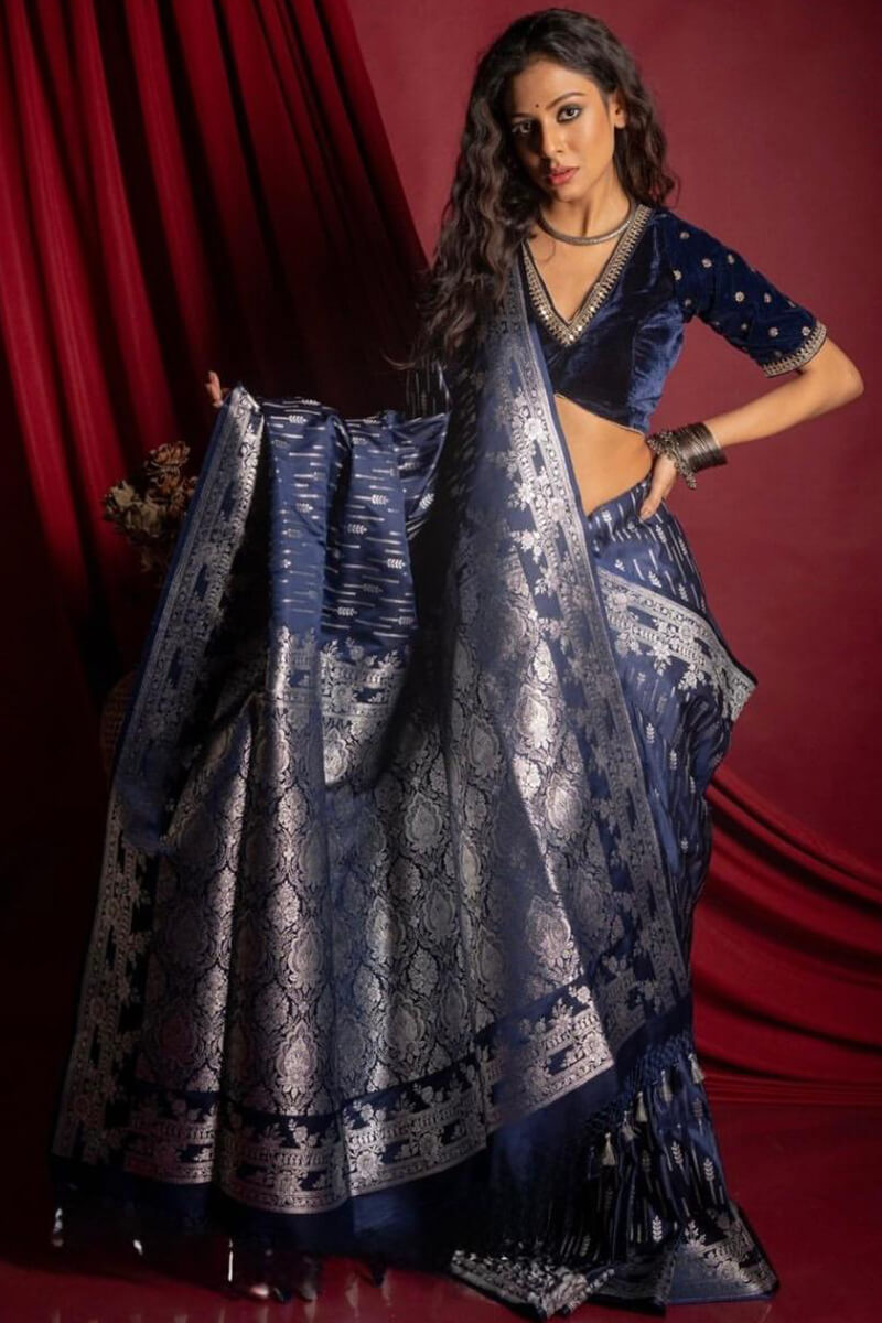 Scrupulous Navy Blue Soft Silk Saree With Proficient Blouse Piece