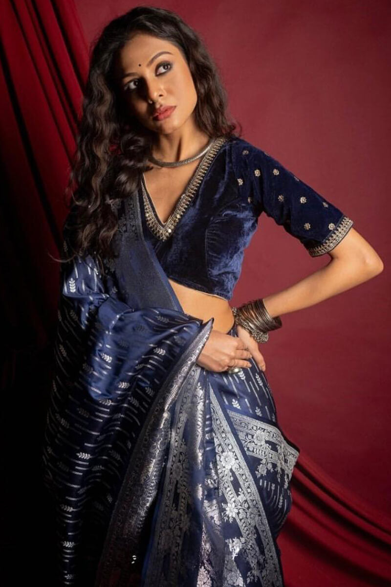 Scrupulous Navy Blue Soft Silk Saree With Proficient Blouse Piece