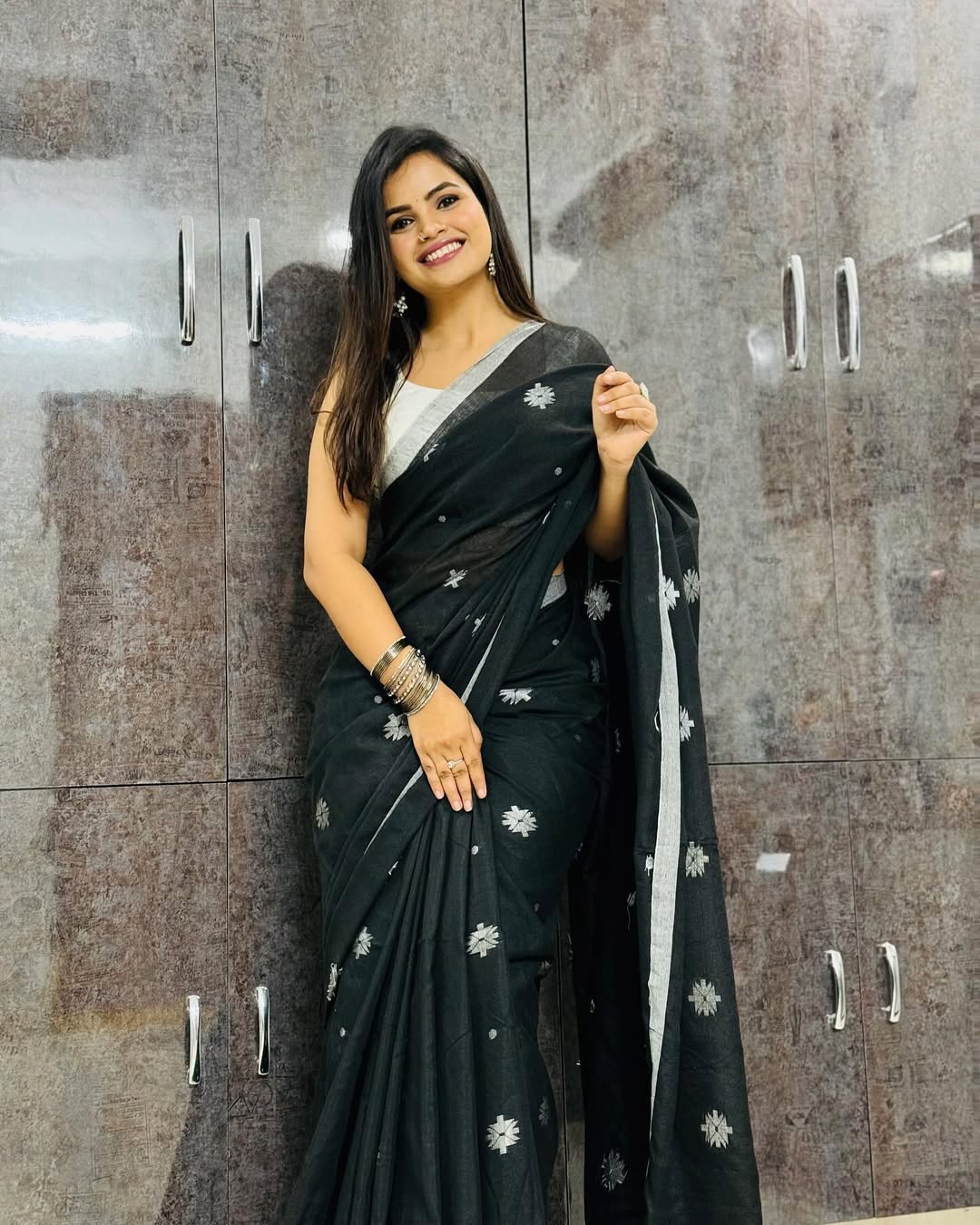 Sophisticated Black Cotton Silk Saree With Smart Blouse Piece