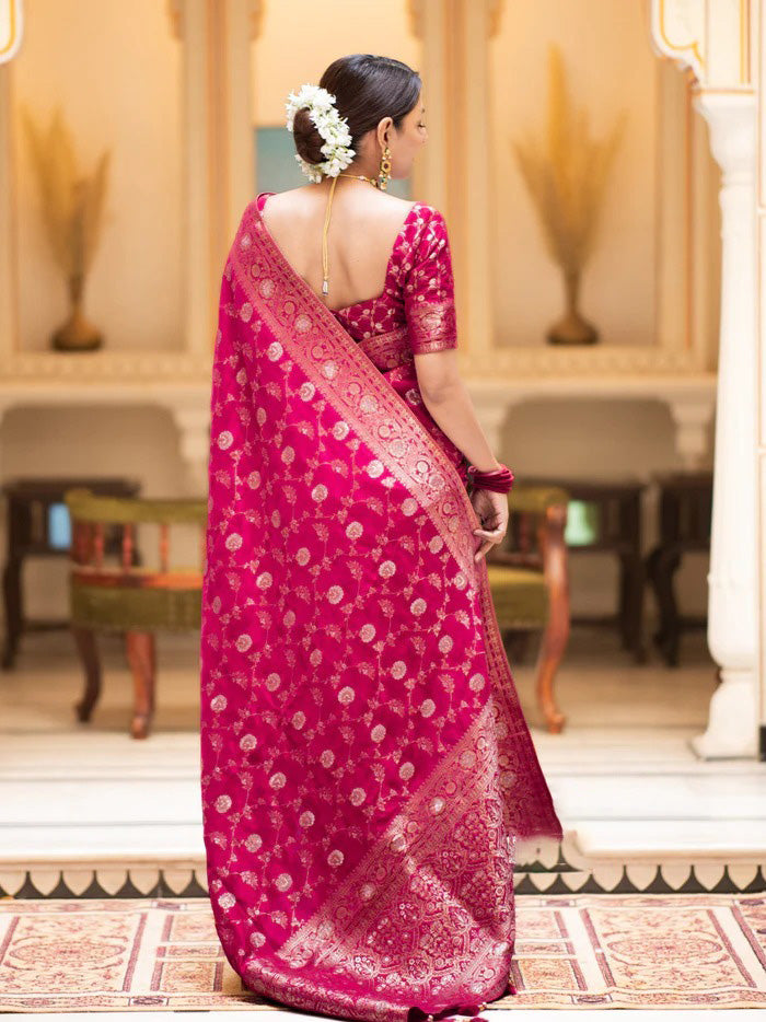 Confounding Dark Pink Soft Silk Saree With Luxuriant Blouse Piece