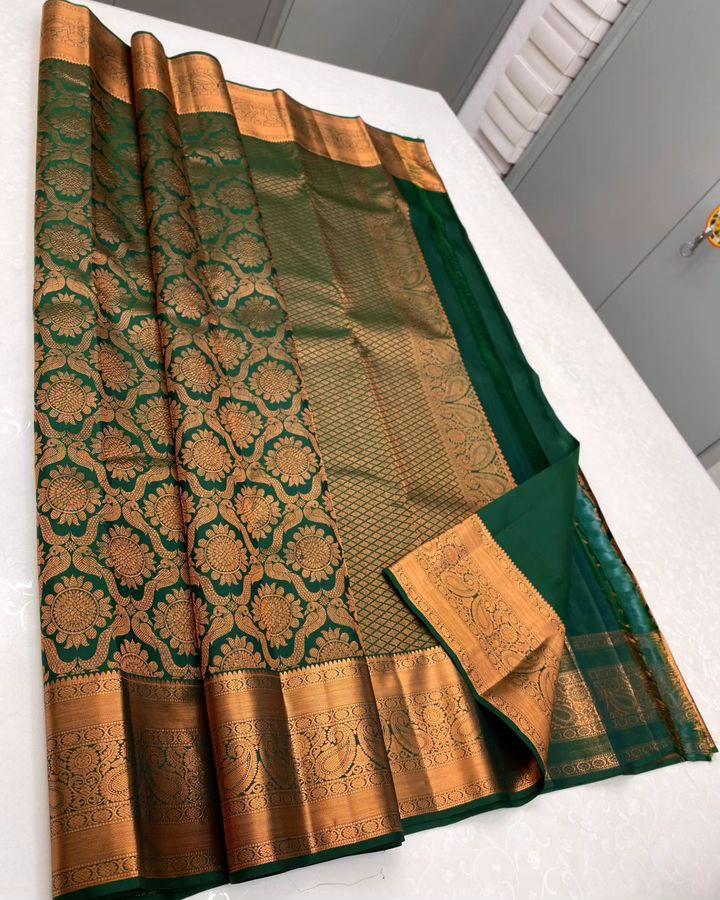 Enamoring Dark Green Soft Silk Saree With Smashing Blouse Piece