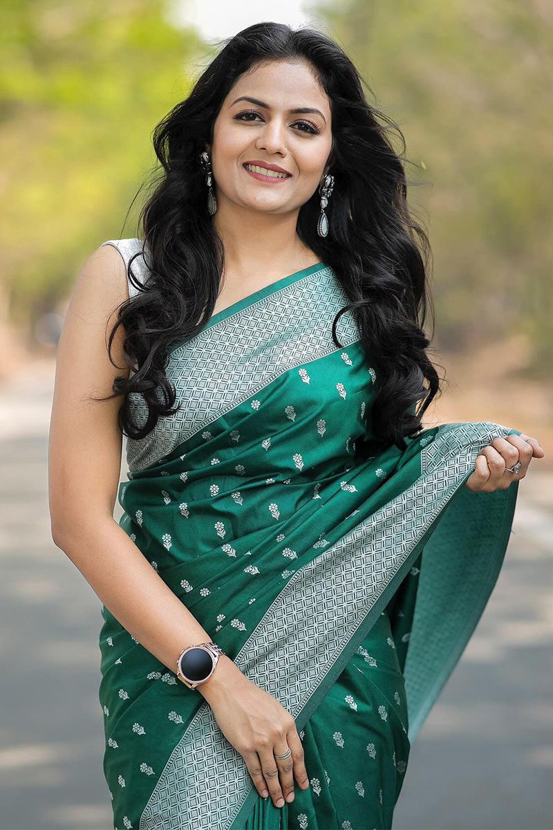 Skinny Green Cotton Silk Saree With Hypnotic Blouse Piece