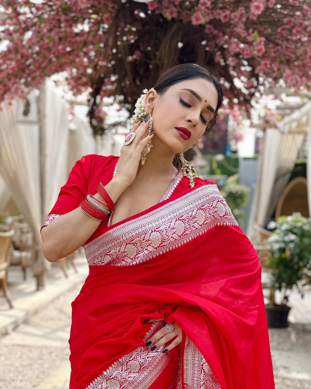 Supernal Red Soft Silk Saree With Ineffable Blouse Piece