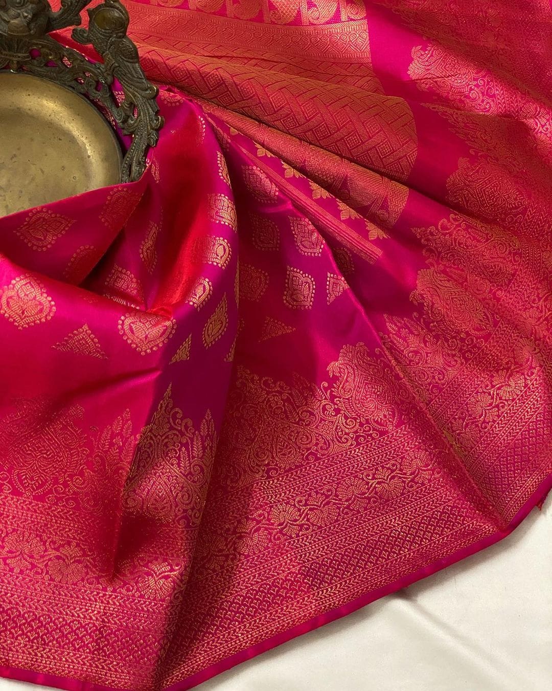 Aplomb Dark Pink Soft Silk Saree With Lustrous Blouse Piece