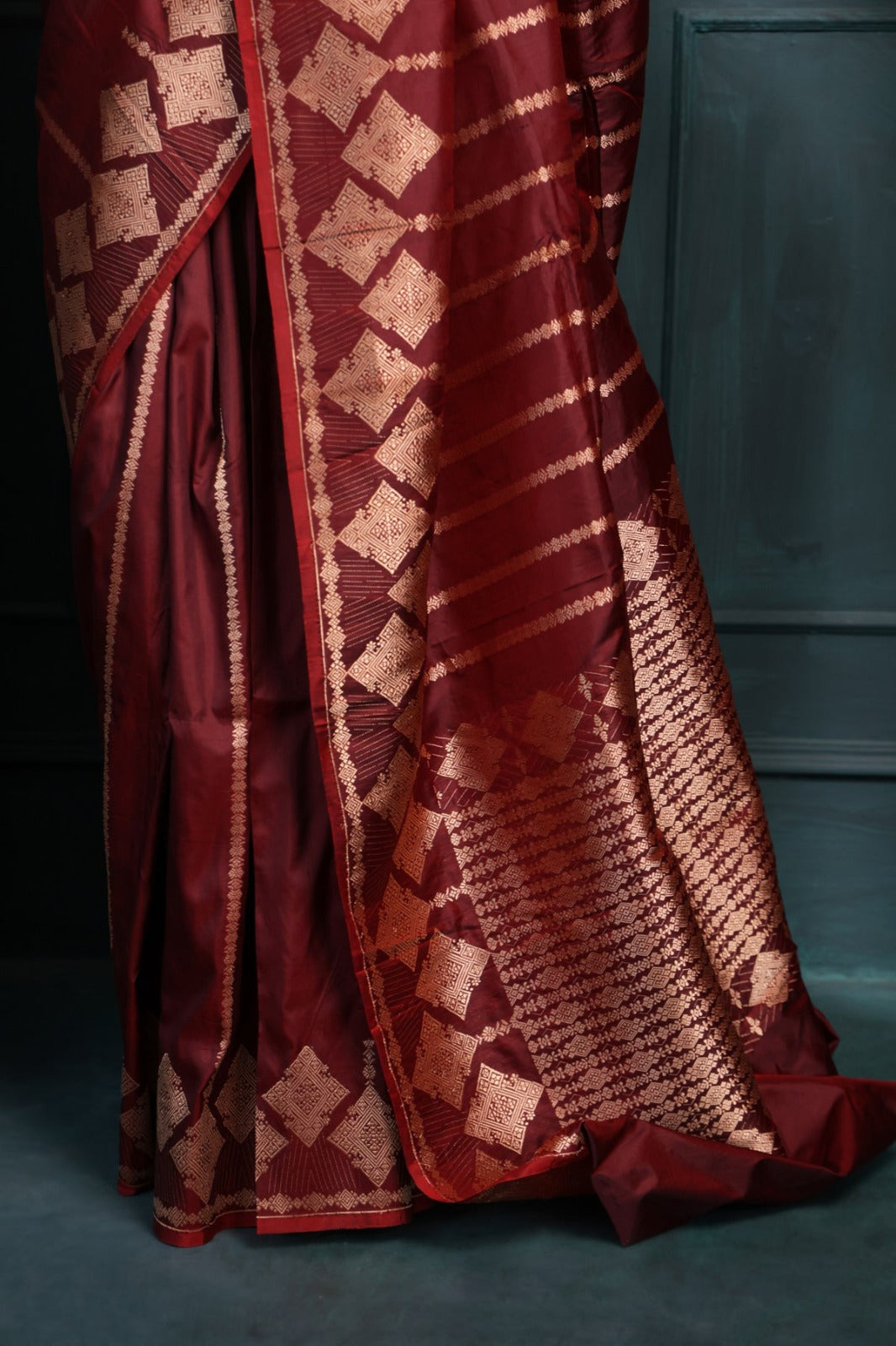 Sempiternal Maroon Soft Silk Saree With Evocative Blouse Piece