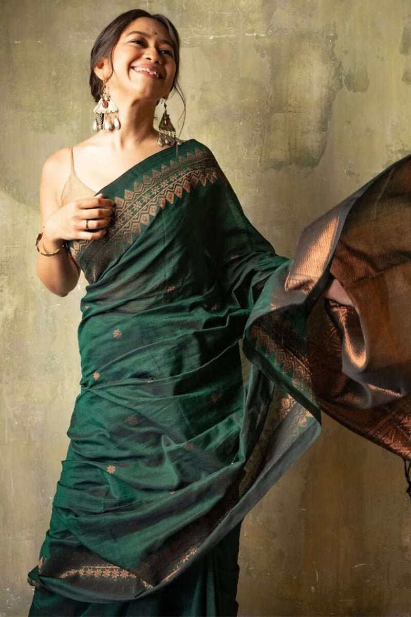 Piquant Dark Green Soft Silk Saree With Quixotic Blouse Piece