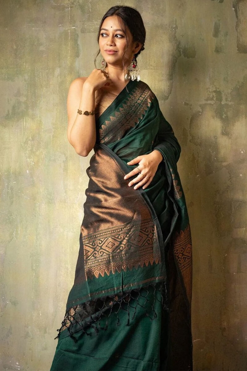 Piquant Dark Green Soft Silk Saree With Quixotic Blouse Piece