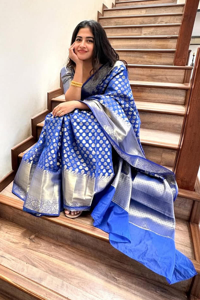 Scintillating Royal Blue Soft Silk Saree With Vestigial Blouse Piece