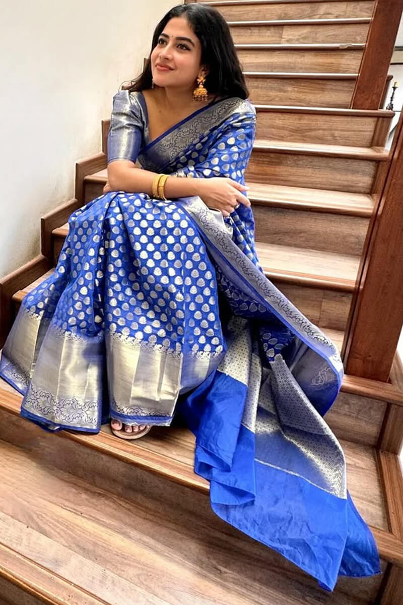 Scintillating Royal Blue Soft Silk Saree With Vestigial Blouse Piece