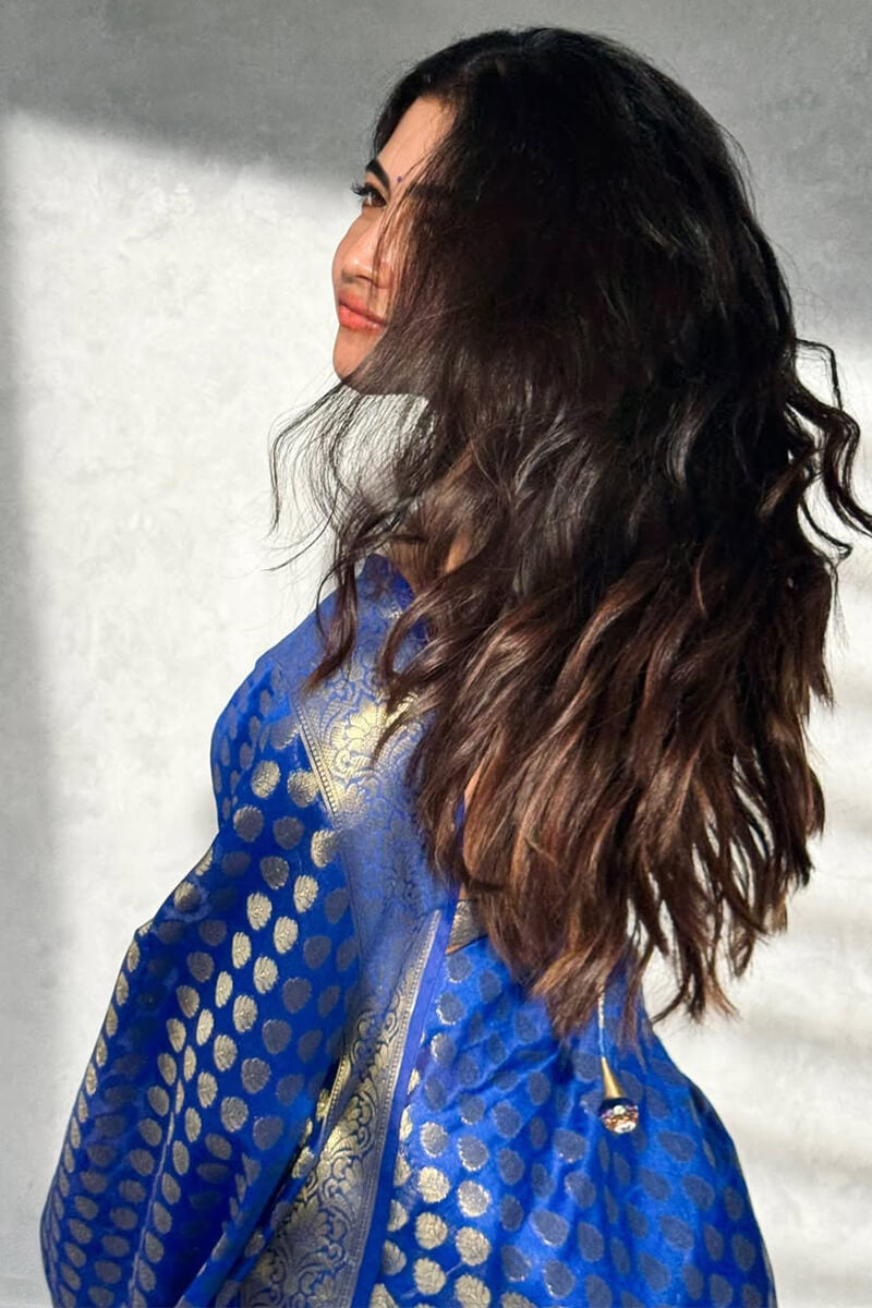 Scintillating Royal Blue Soft Silk Saree With Vestigial Blouse Piece