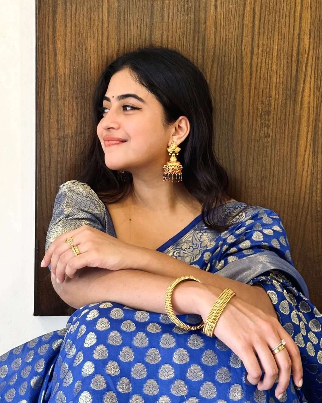 Scintillating Royal Blue Soft Silk Saree With Vestigial Blouse Piece