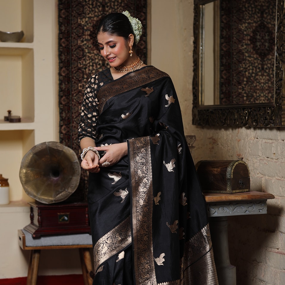 Ravishing Black Soft Silk Saree With Delectable Blouse Piece