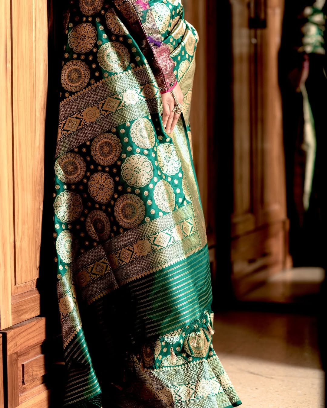 Gleaming Dark Green Soft Silk Saree With Gossamer Blouse Piece