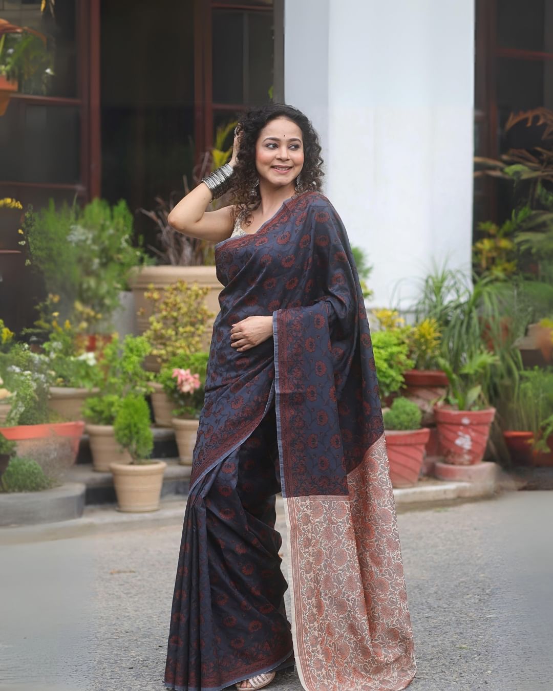 Exuberant Black Soft Silk Saree With Effulgent Blouse Piece