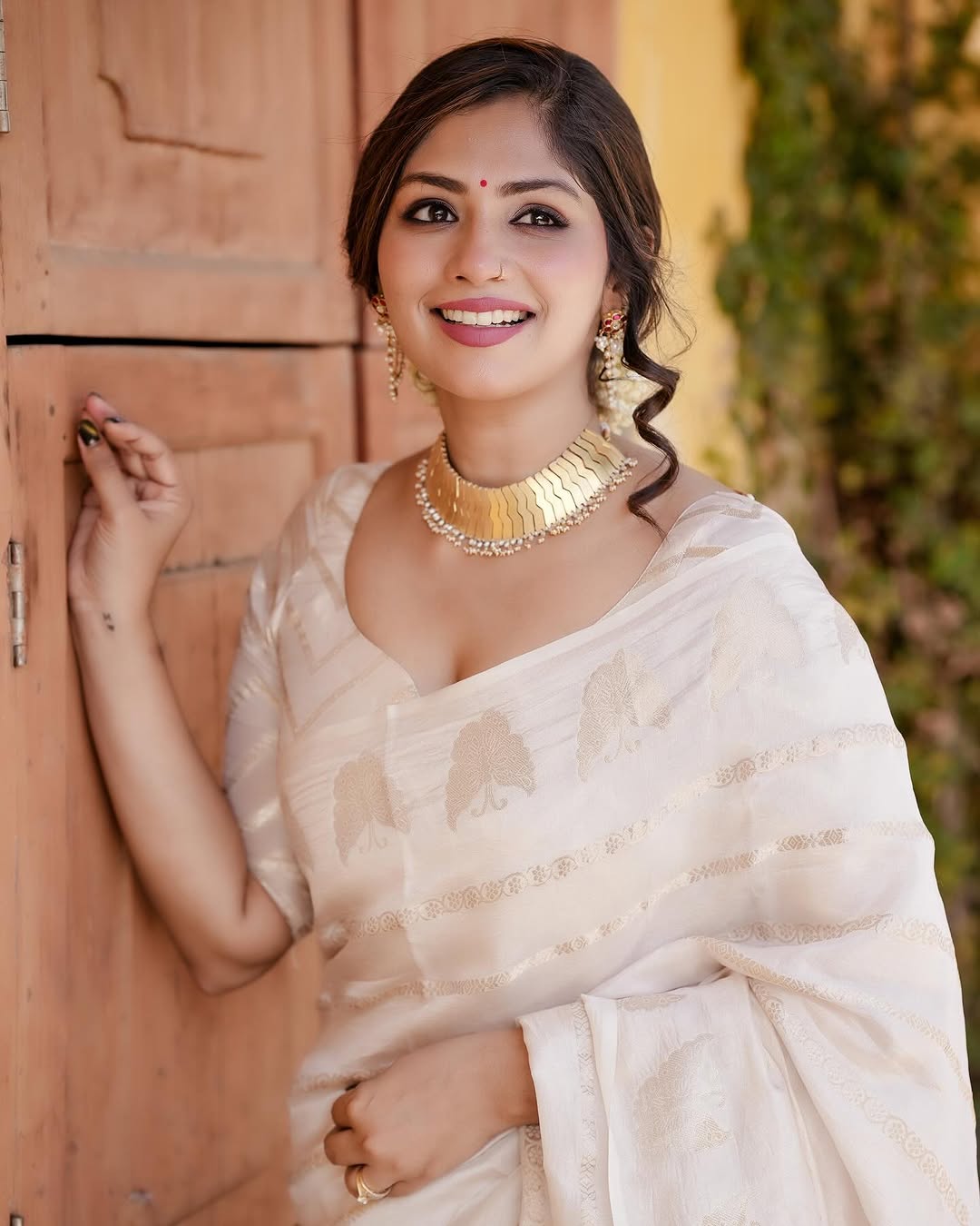 Designer Off White Soft Silk Saree With Angelic Blouse Piece