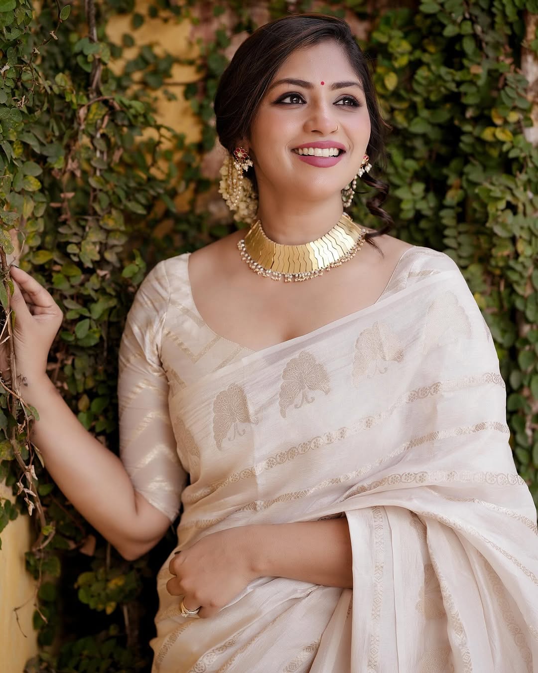 Designer Off White Soft Silk Saree With Angelic Blouse Piece