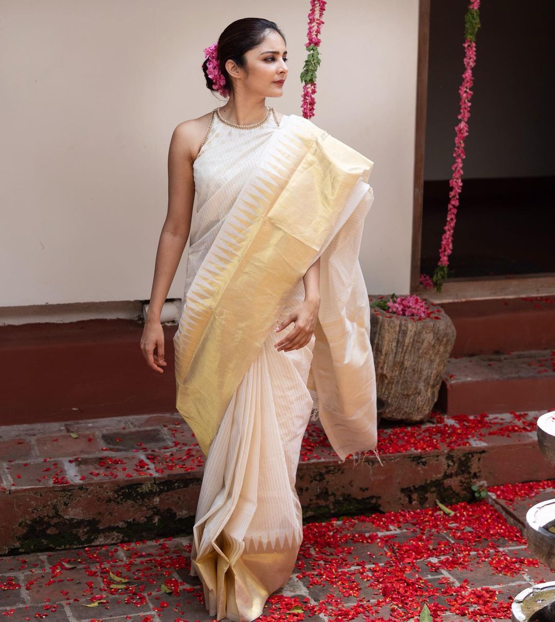 Ineffable Off White Soft Silk Saree With Nectarous Blouse Piece