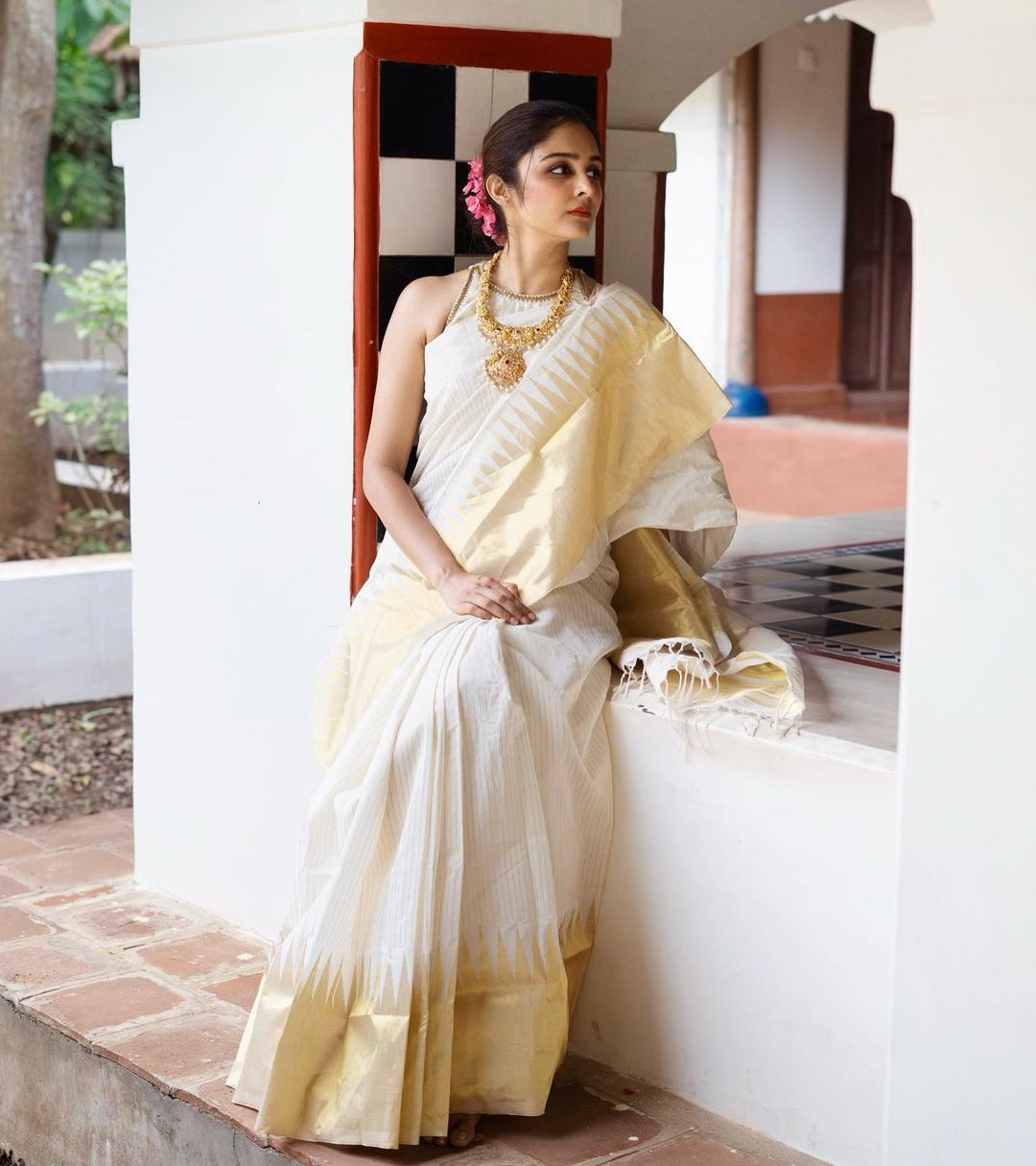 Ineffable Off White Soft Silk Saree With Nectarous Blouse Piece