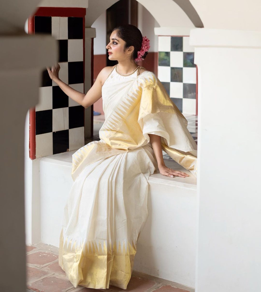 Ineffable Off White Soft Silk Saree With Nectarous Blouse Piece