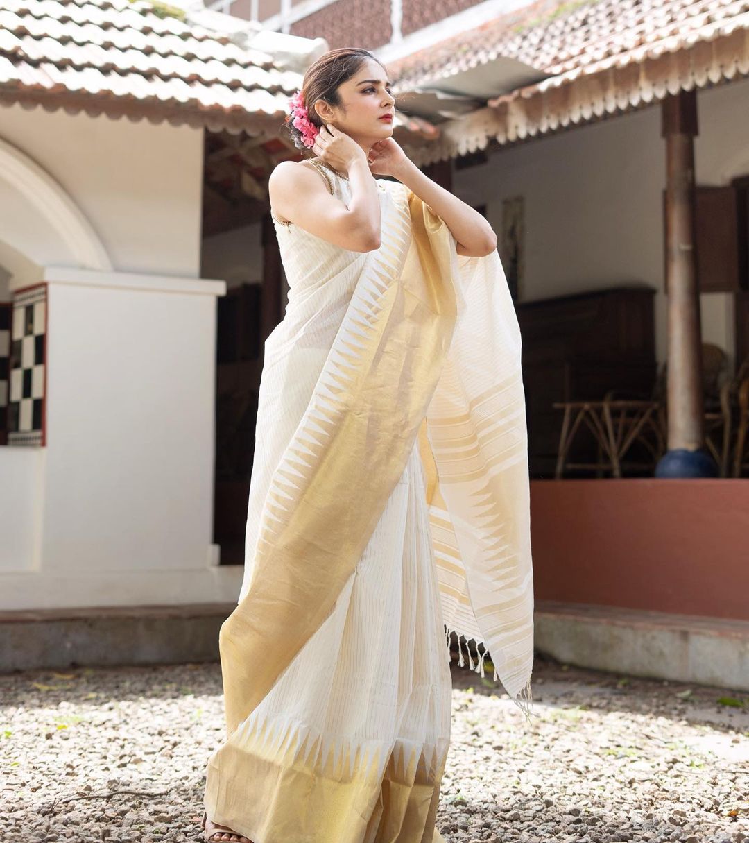 Ineffable Off White Soft Silk Saree With Nectarous Blouse Piece