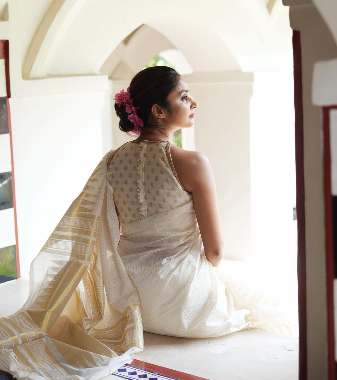 Ineffable Off White Soft Silk Saree With Nectarous Blouse Piece