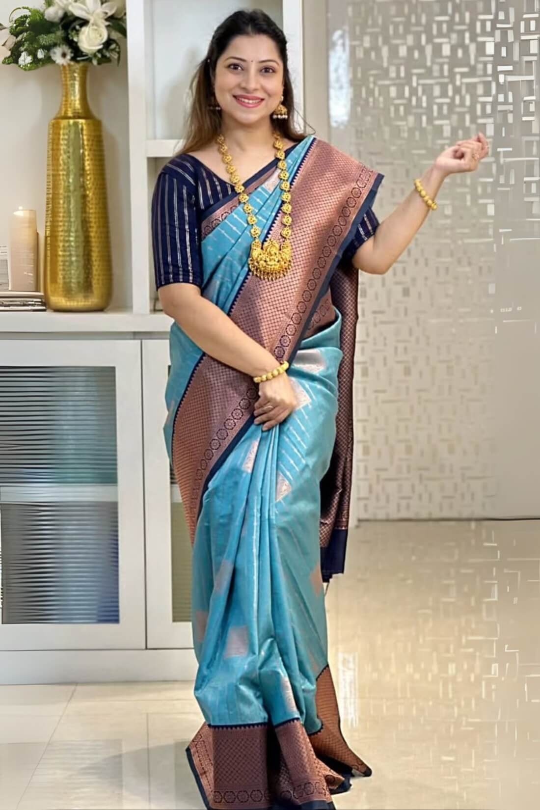 Trendy Firozi Soft Silk Saree With Luxuriant Blouse Piece