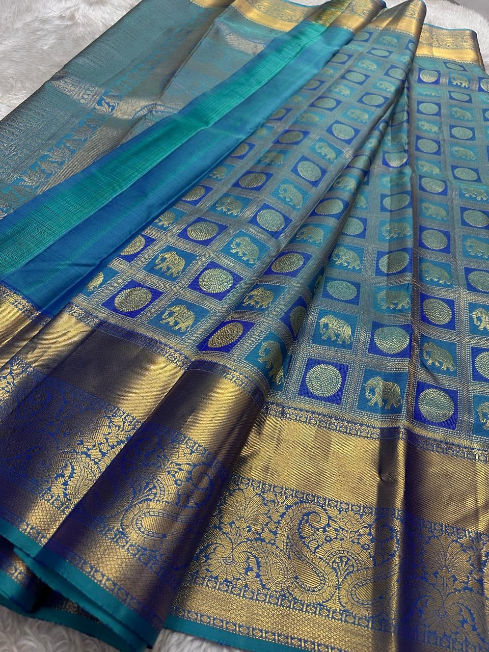 Chatoyant Rama Soft Silk Saree With Enamoring Blouse Piece