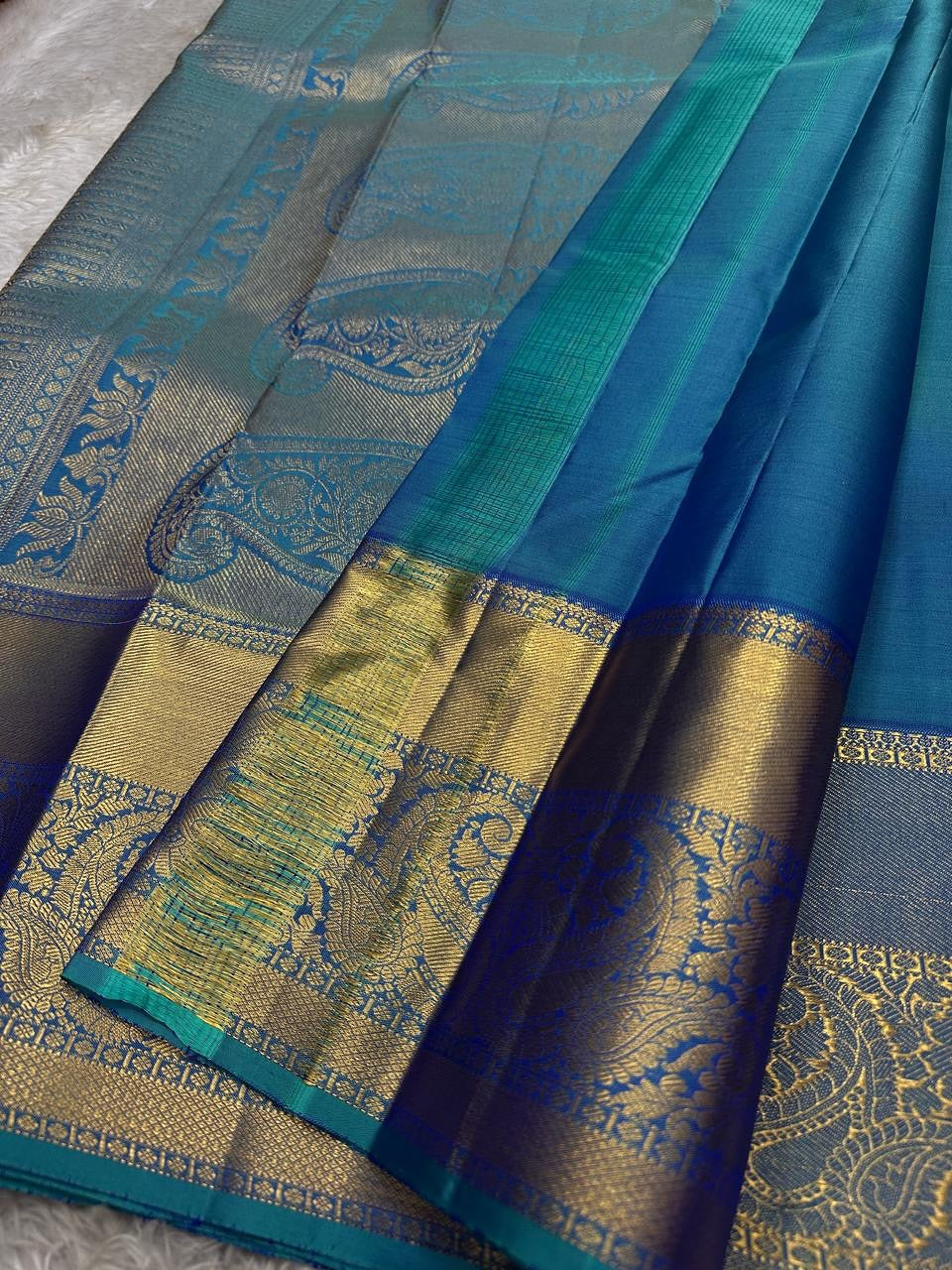 Chatoyant Rama Soft Silk Saree With Enamoring Blouse Piece