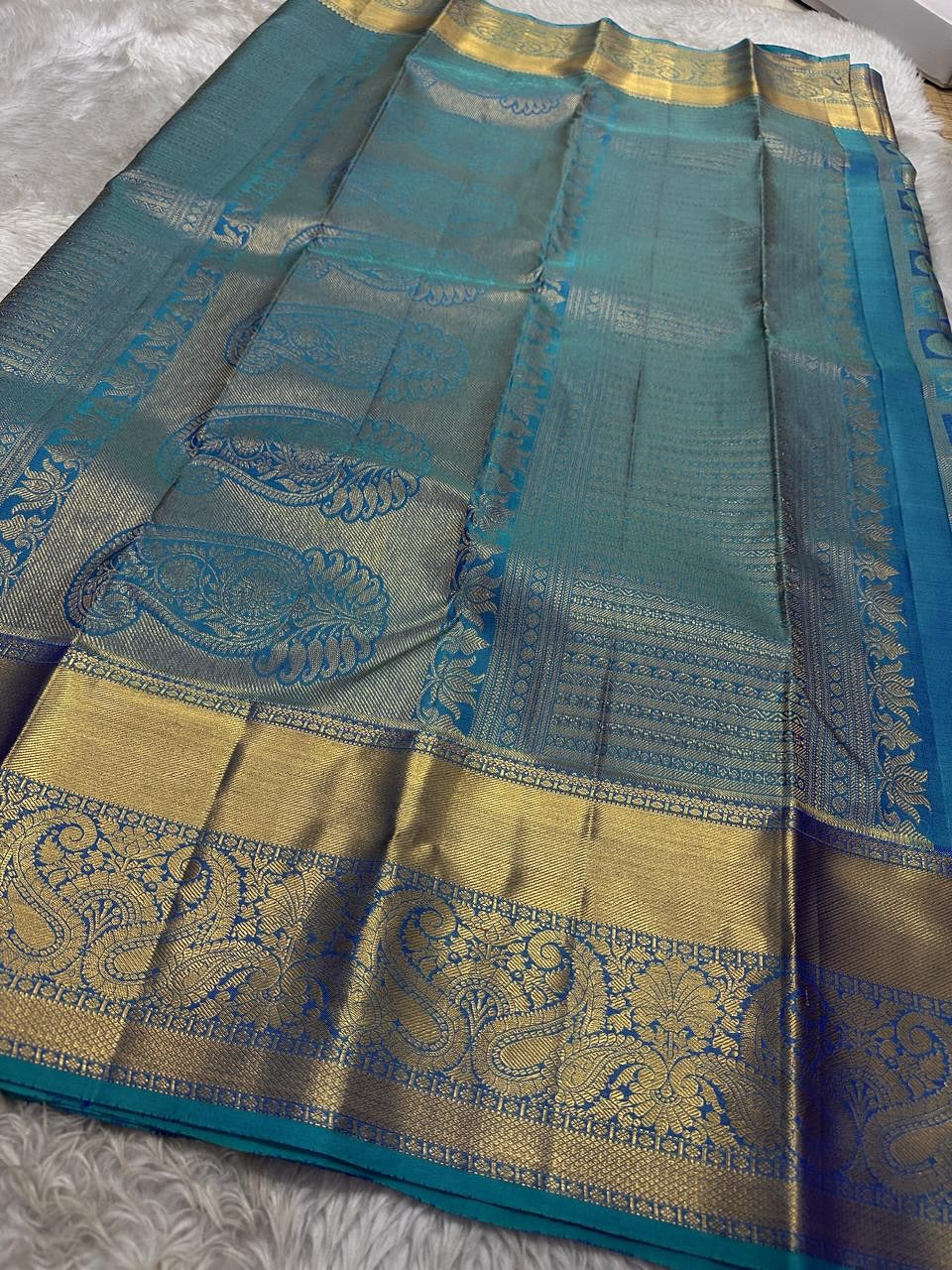 Chatoyant Rama Soft Silk Saree With Enamoring Blouse Piece