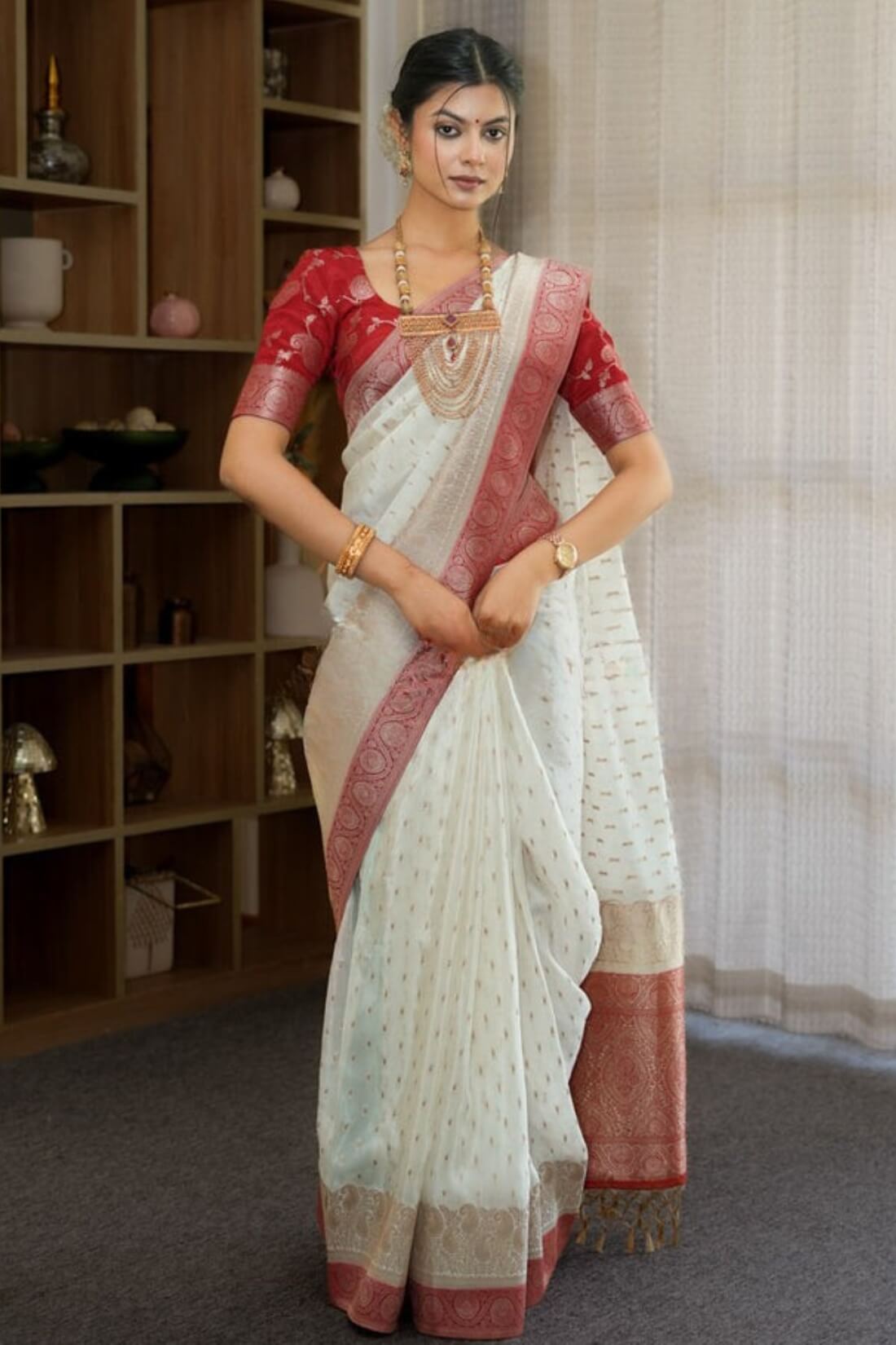 Enamoring Off White Soft Silk Saree With Winsome Blouse Piece