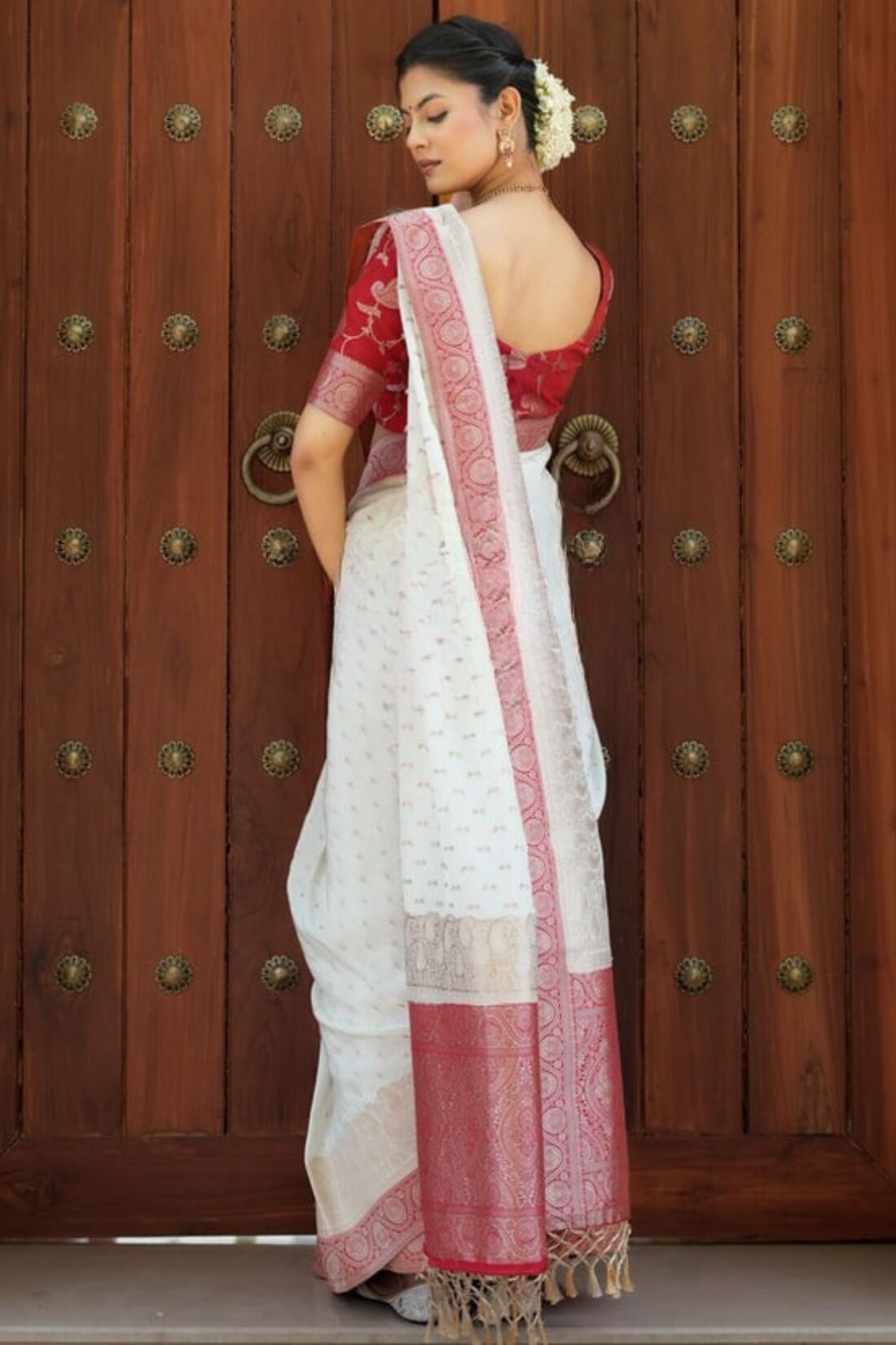 Enamoring Off White Soft Silk Saree With Winsome Blouse Piece
