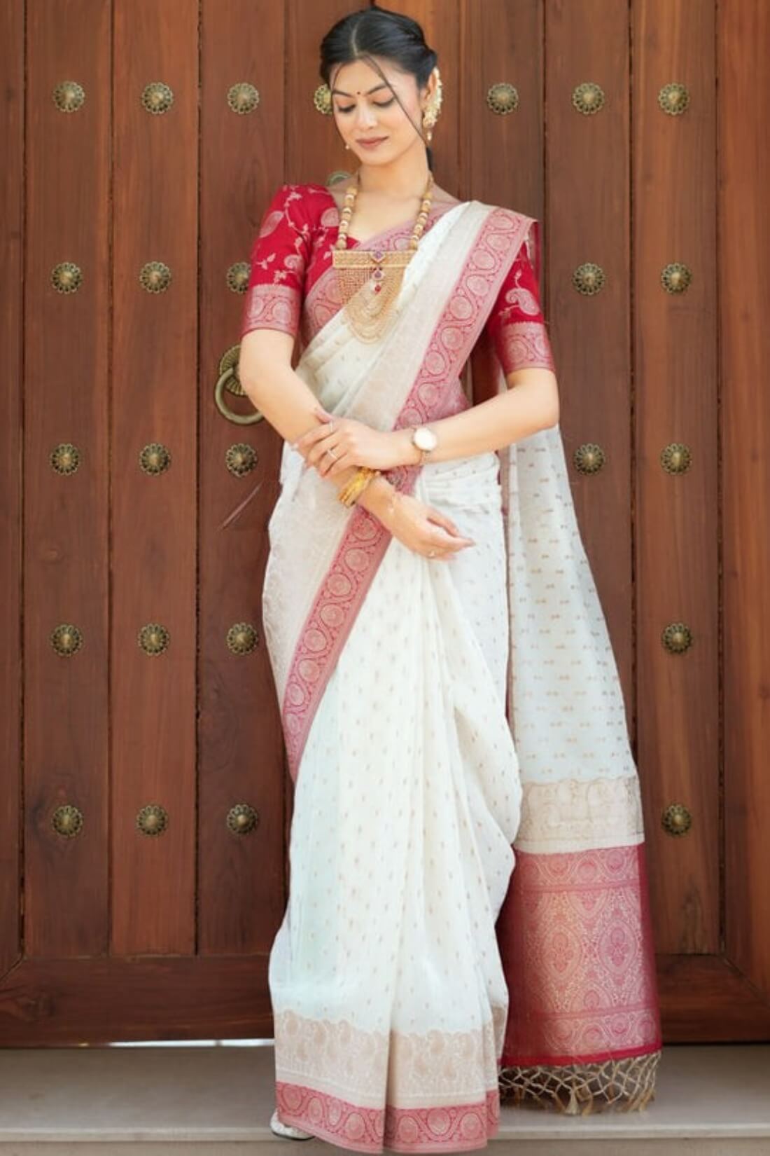 Enamoring Off White Soft Silk Saree With Winsome Blouse Piece