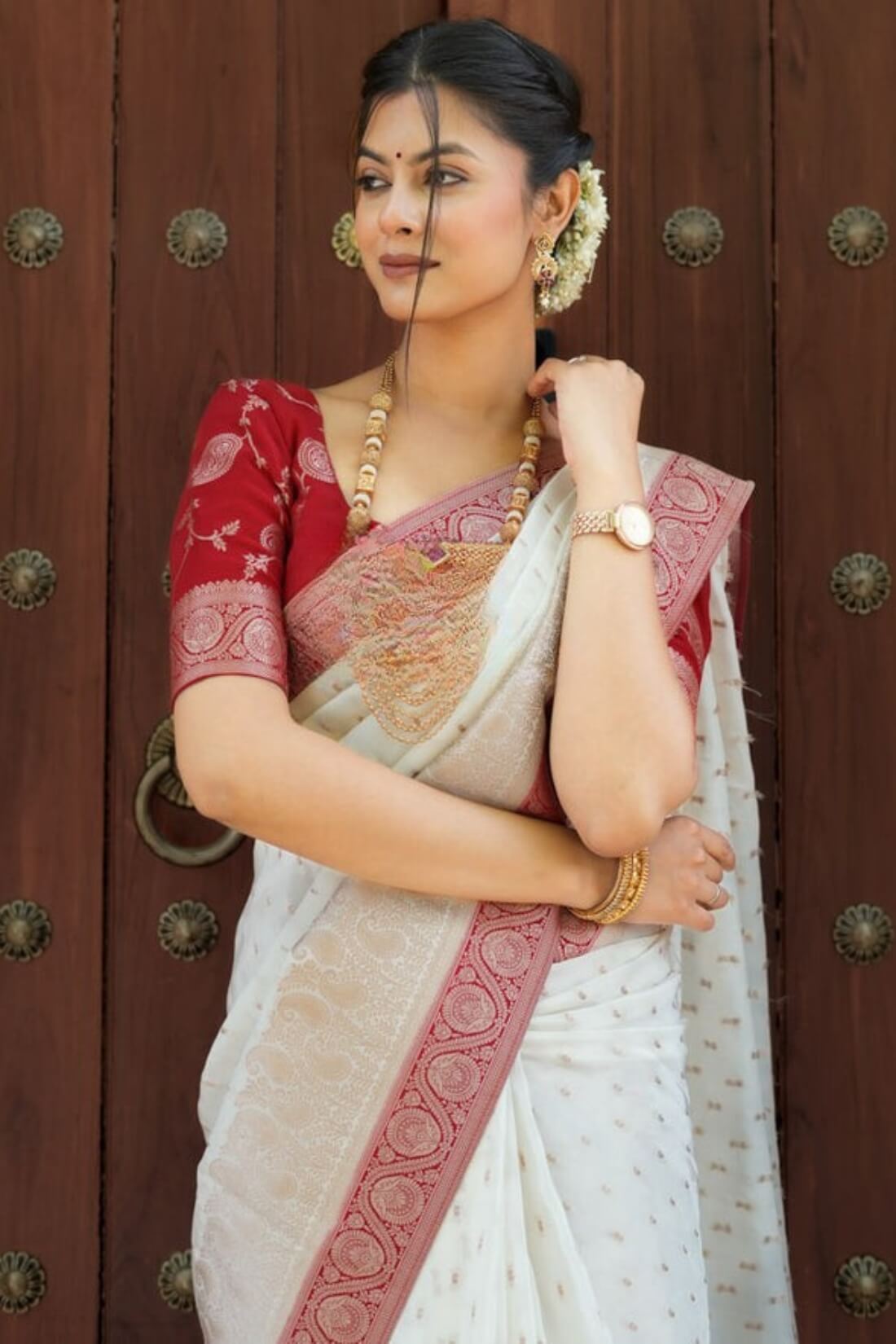 Enamoring Off White Soft Silk Saree With Winsome Blouse Piece