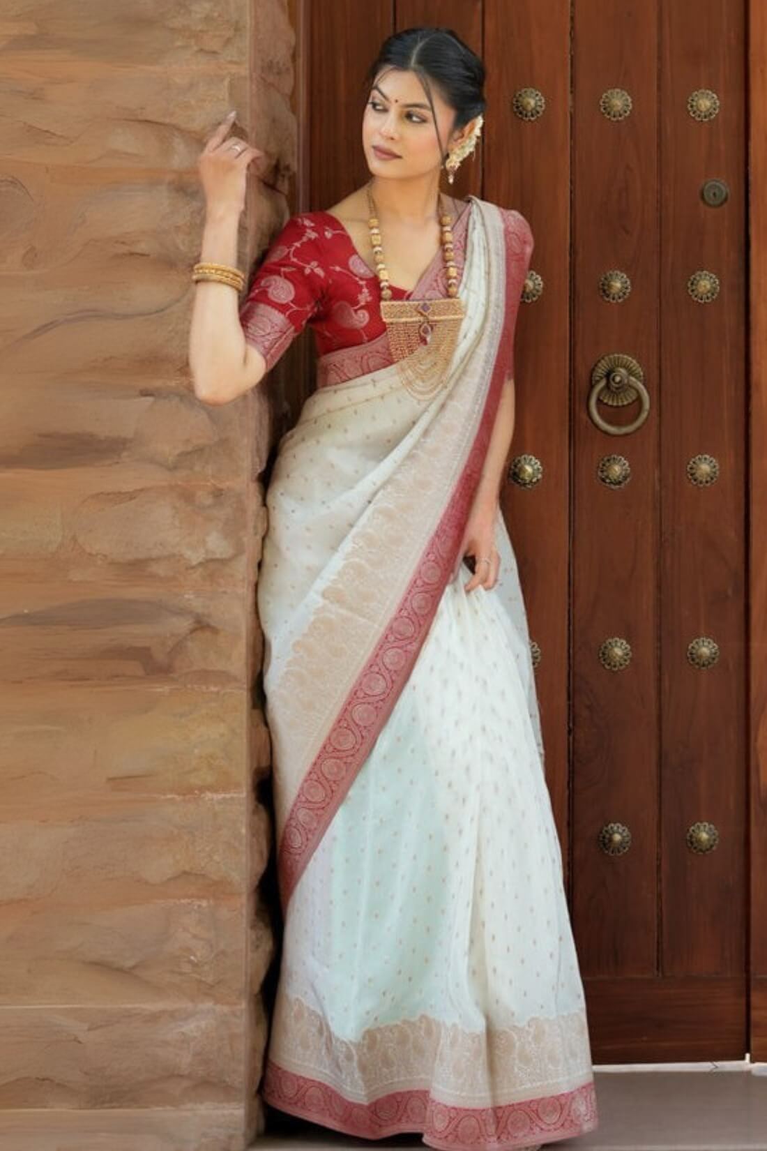 Enamoring Off White Soft Silk Saree With Winsome Blouse Piece