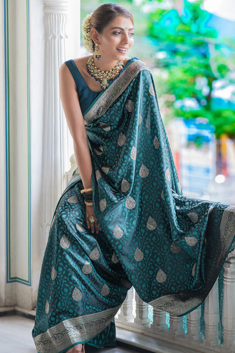 Stunner Rama Soft Silk Saree With Efflorescence Blouse Piece