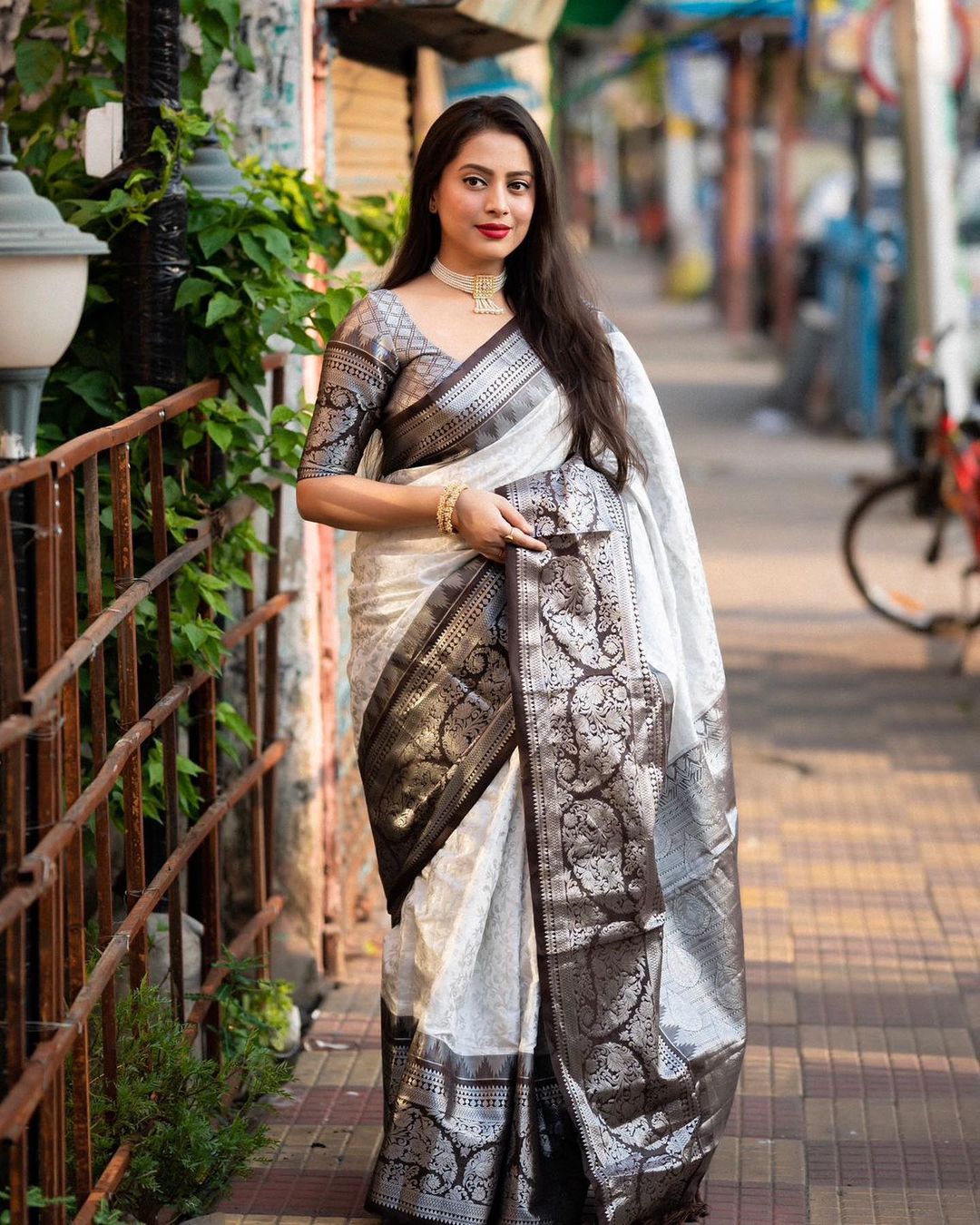 Quintessential Off White Soft Silk Saree With Desuetude Blouse Piece