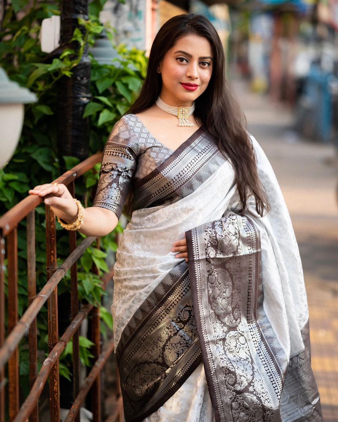 Quintessential Off White Soft Silk Saree With Desuetude Blouse Piece