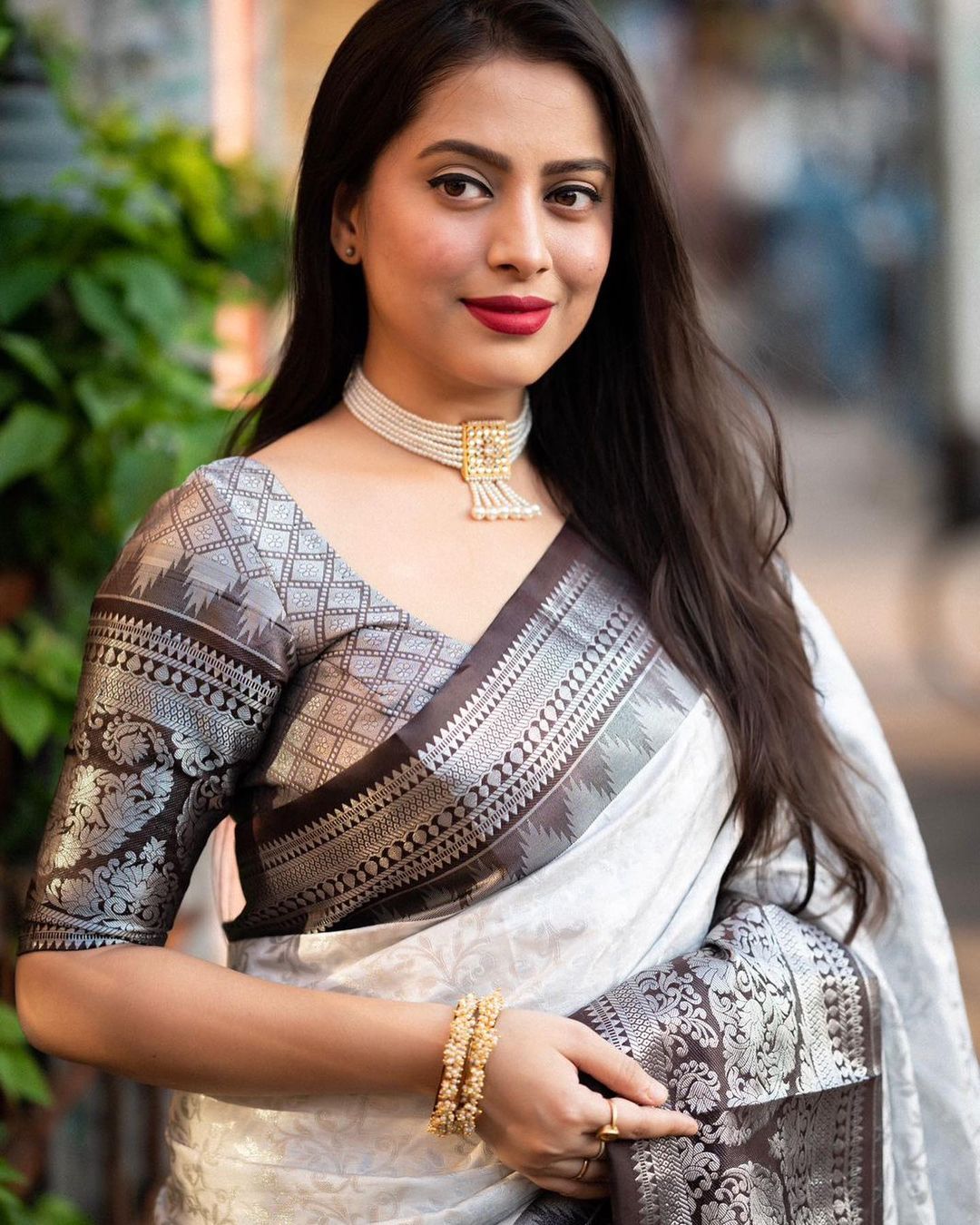 Quintessential Off White Soft Silk Saree With Desuetude Blouse Piece