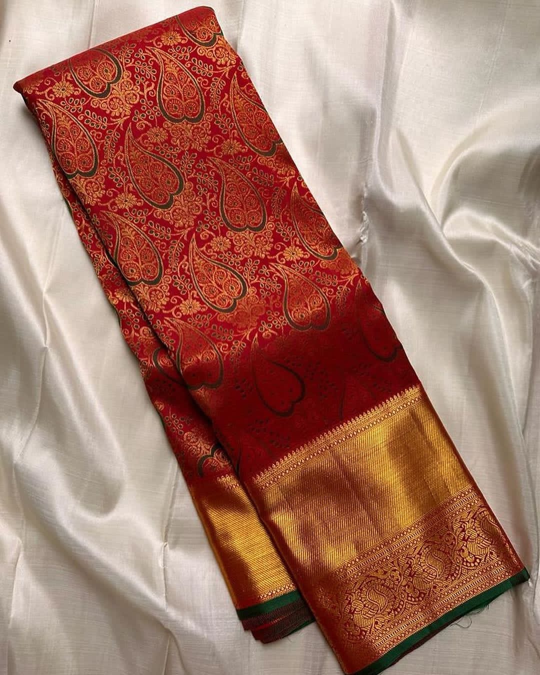 Enigmatic Red Soft Silk Saree With Exuberant Blouse Piece