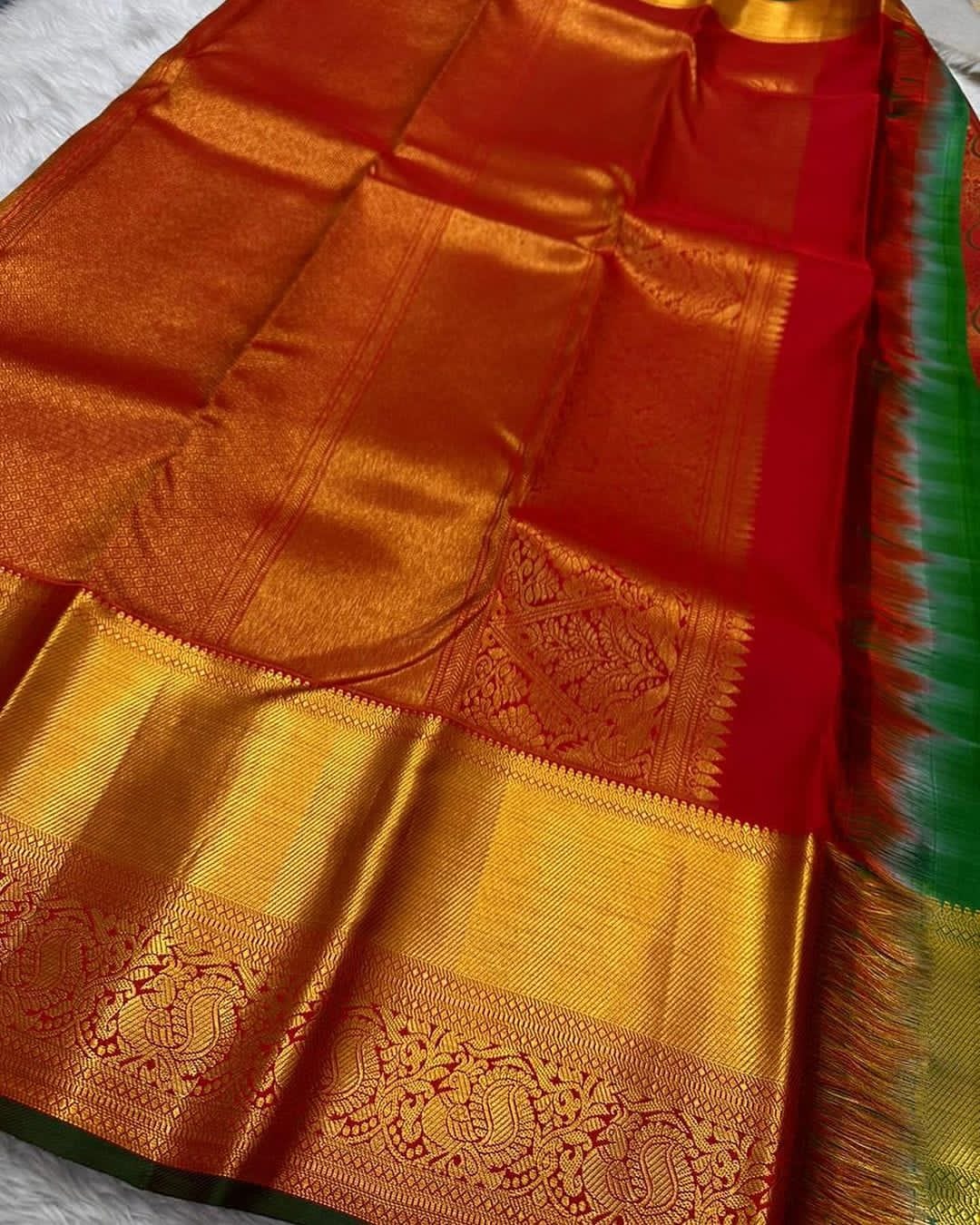 Enigmatic Red Soft Silk Saree With Exuberant Blouse Piece