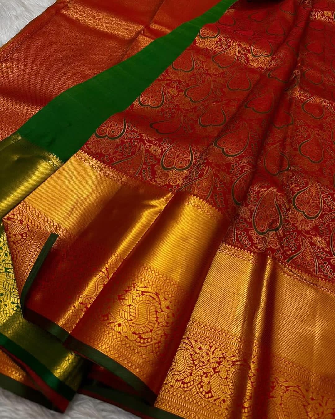 Enigmatic Red Soft Silk Saree With Exuberant Blouse Piece